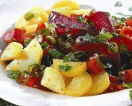 Марокканский картофельный салат со свеклой и маслинами