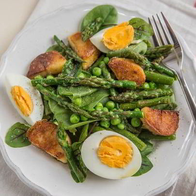 Салат из картофеля и спаржи с яйцом