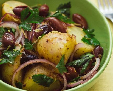 Салат из картофеля с маслинами