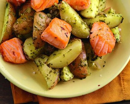 Салат из картофеля с щавелем и лососем