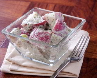 Салат из молодого картофеля с голубым сыром, беконом и зеленым луком