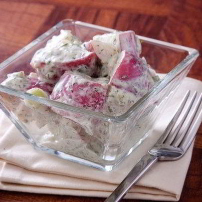 Салат из молодого картофеля с голубым сыром, беконом и зеленым луком