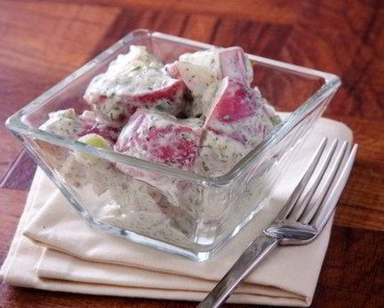 Салат из молодого картофеля с голубым сыром, беконом и зеленым луком