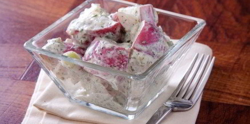 Рецепт салата из молодого картофеля с голубым сыром, беконом и зеленым луком