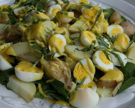 Салат из молодого картофеля с перепелиными яйцами