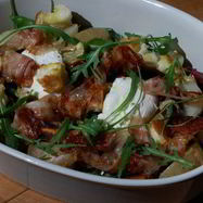 Рецепт Салата с картофелем, беконом, фасолью и яйцами пашот