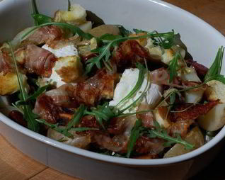 Салат с картофелем, беконом, фасолью и яйцами пашот