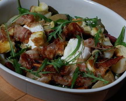 Салат с картофелем, беконом, фасолью и яйцами пашот