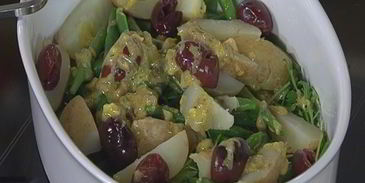 салат с картофелем, беконом, фасолью и яйцами пашот