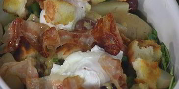 салат с картофелем, беконом, фасолью и яйцами пашот