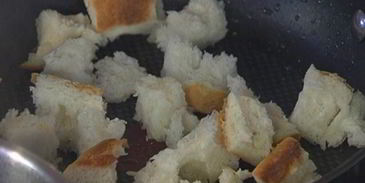 салат с картофелем, беконом, фасолью и яйцами пашот