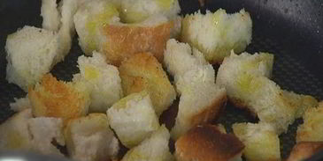 салат с картофелем, беконом, фасолью и яйцами пашот