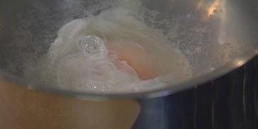 салат с картофелем, беконом, фасолью и яйцами пашот