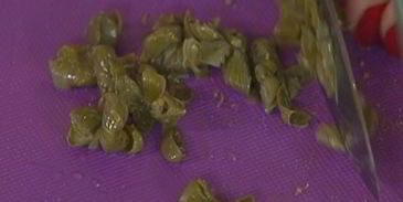 салат с картофелем, беконом, фасолью и яйцами пашот