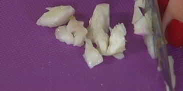 салат с картофелем, беконом, фасолью и яйцами пашот