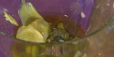 салат с картофелем, беконом, фасолью и яйцами пашот