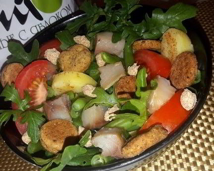 Салат с картофелем, скумбрией и крекерами из отрубей