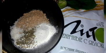 салат с картофелем, скумбрией и крекерами из отрубей