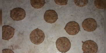 салат с картофелем, скумбрией и крекерами из отрубей