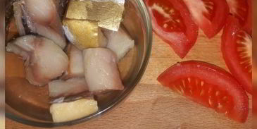 салат с картофелем, скумбрией и крекерами из отрубей