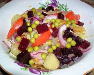 Теплый картофельный салат с крымским луком