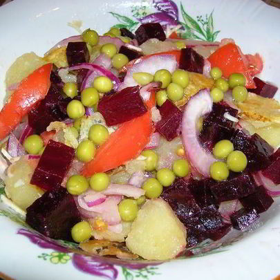 Теплый картофельный салат с крымским луком