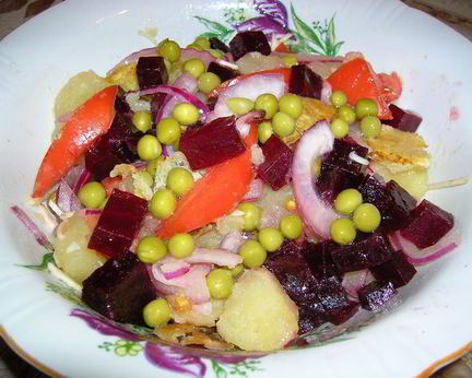 Теплый картофельный салат с крымским луком