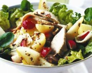 Теплый картофельный салат со свининой и имбирной заправкой