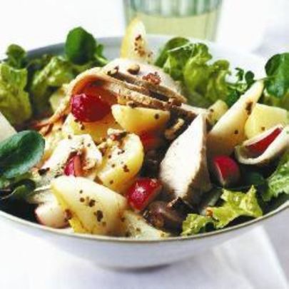 Теплый картофельный салат со свининой и имбирной заправкой