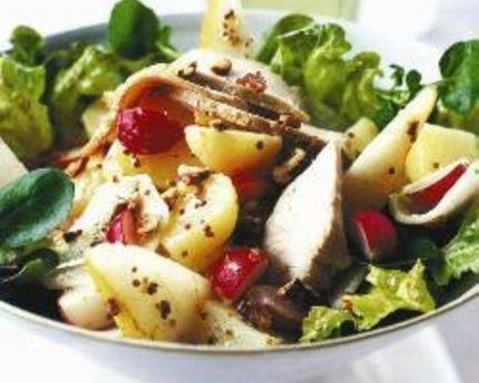 Теплый картофельный салат со свининой и имбирной заправкой