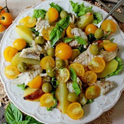 Теплый салат с картофелем и рыбой