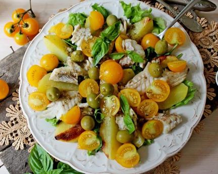 Теплый салат с картофелем и рыбой