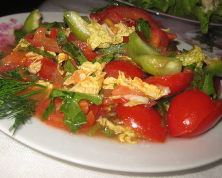 Легкий овощной салат с рукколой и пекинской капустой