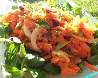 Морковный салат с яблоком, орехами и имбирем