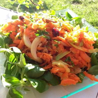 Морковный салат с яблоком, орехами и имбирем