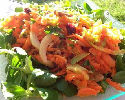 Морковный салат с яблоком, орехами и имбирем