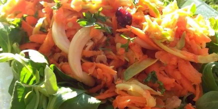 Рецепт морковного салата с яблоком, орехами и имбирем