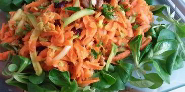 морковный салат с яблоком, орехами и имбирем