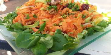 морковный салат с яблоком, орехами и имбирем