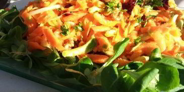 морковный салат с яблоком, орехами и имбирем