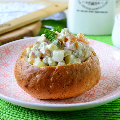 Булочки, фаршированные салатом Оливье