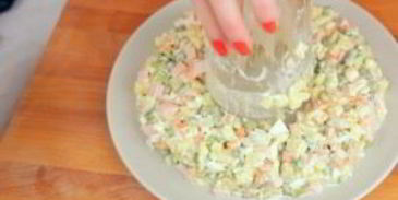 новогодний венок из оливье