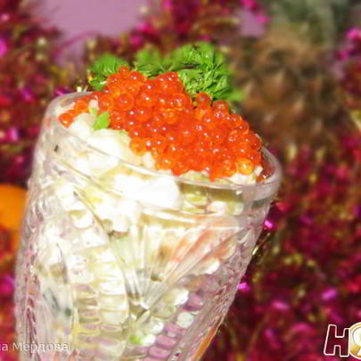 Оливье с форелью и красной икрой