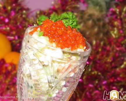 Оливье с форелью и красной икрой