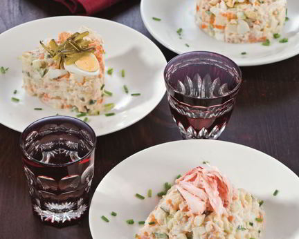 Оливье с крабом и антоновским яблоком