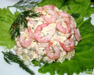 Оливье с креветками и авокадо