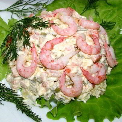 Оливье с креветками и авокадо