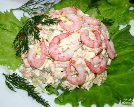 Оливье с креветками и авокадо