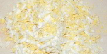 оливье с креветками и авокадо