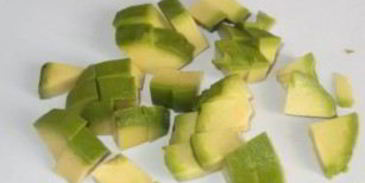 оливье с креветками и авокадо